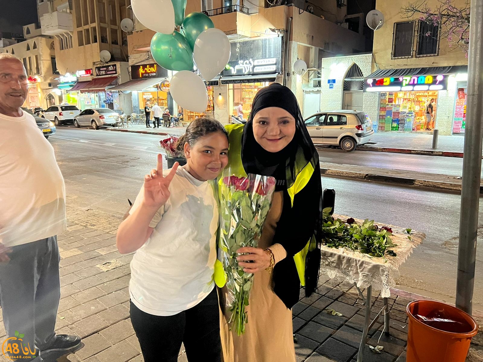  يافا: الهيئة الإسلامية تُوزّع الورود على المارة احتفالاً بذكرى المولد النبوي